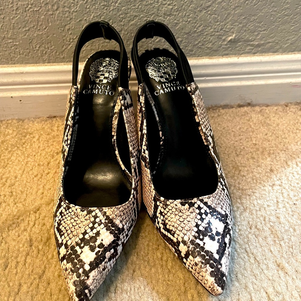 BRAND NEW VINCE CAMUTO DELIA HEELS